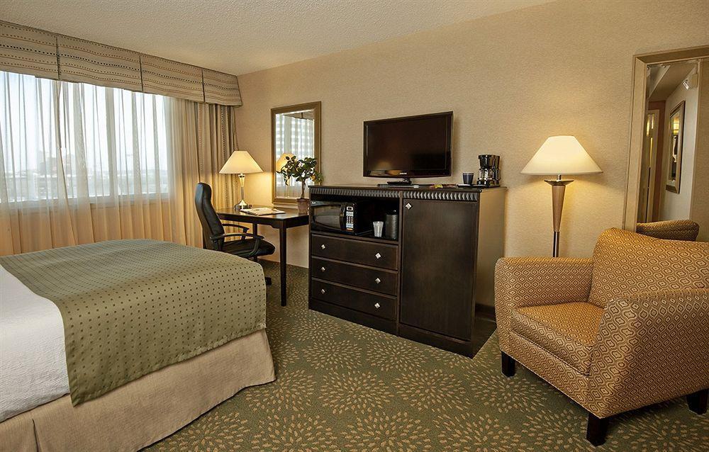 Holiday Inn Alexandria At Carlyle By Ihg Exterior photo