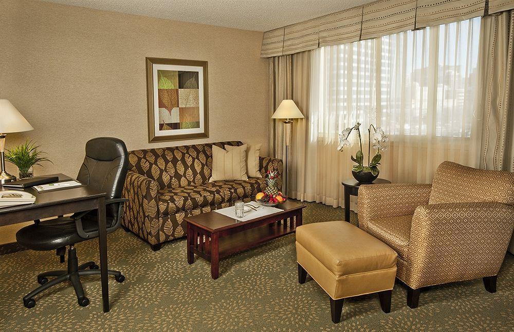 Holiday Inn Alexandria At Carlyle By Ihg Exterior photo