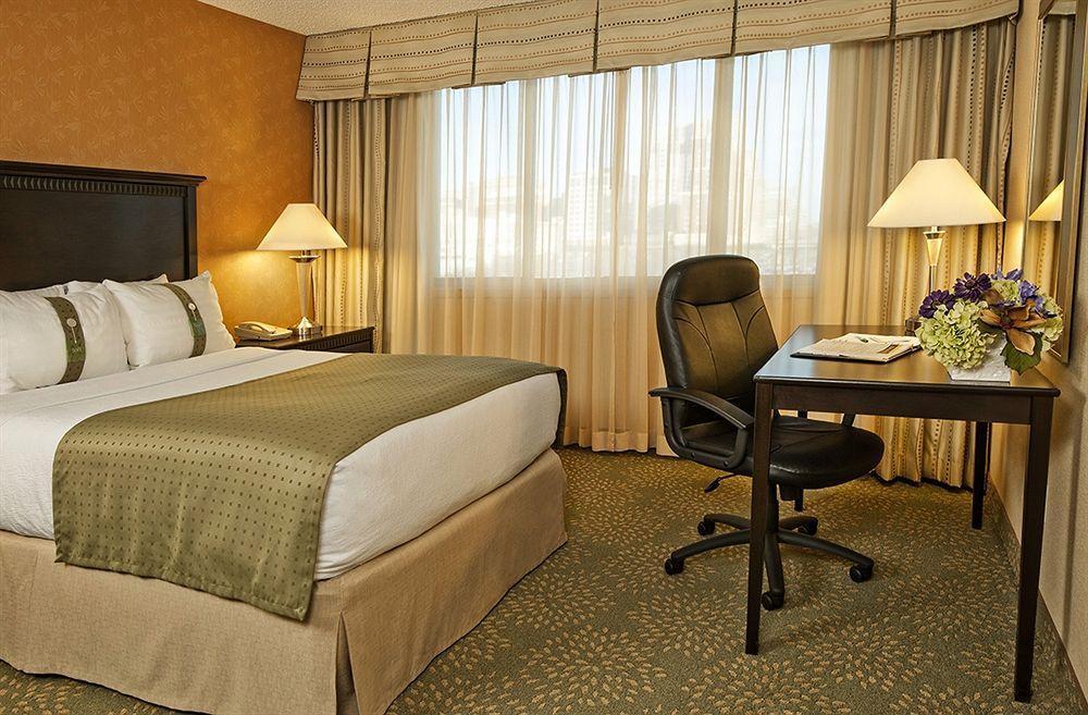 Holiday Inn Alexandria At Carlyle By Ihg Exterior photo